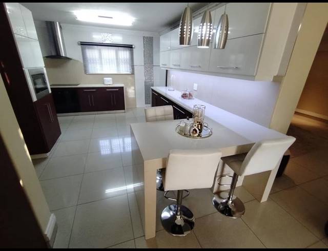 6 BEDROOM HOUSE FOR SALE IN SOMERSET PARK